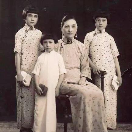 何鸿燊|何鸿燊八姐，99岁孤身一人，为何只有四房梁安琪陪伴左右？