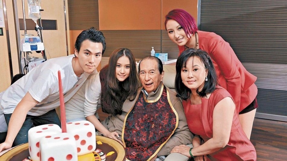 何鸿燊|何鸿燊八姐，99岁孤身一人，为何只有四房梁安琪陪伴左右？