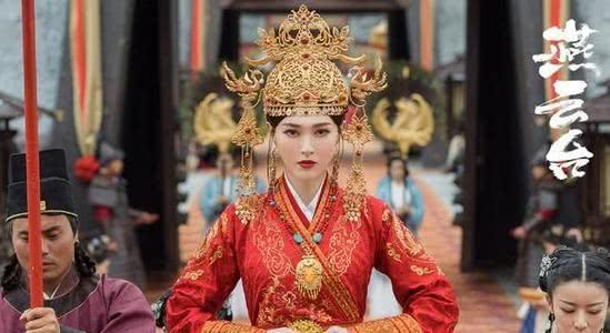 何超莲|何超莲送别赌王后首更新动态，曝光窦骁入住三太豪宅同居“试婚”