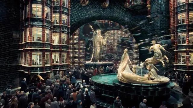 韦斯莱先生带哈利去魔法部时候更加精彩,魔法部大厅有个魔法兄弟喷泉