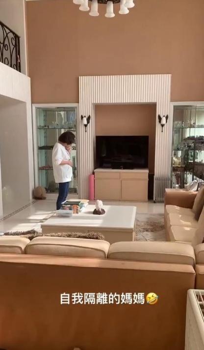 何超莲|何超莲送别赌王后首更新动态，曝光窦骁入住三太豪宅同居“试婚”