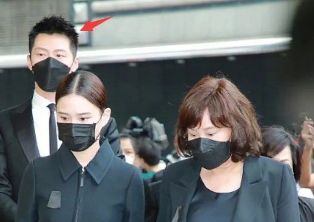 何超莲|何超莲送别赌王后首更新动态，曝光窦骁入住三太豪宅同居“试婚”