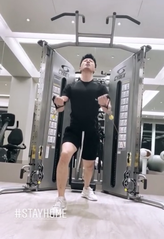 何超莲|何超莲送别赌王后首更新动态，曝光窦骁入住三太豪宅同居“试婚”