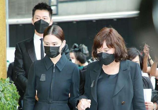 何超莲|窦骁赌王葬礼后在女友家陪伴，何超莲陪窦骁健身练肌肉，幸福满满