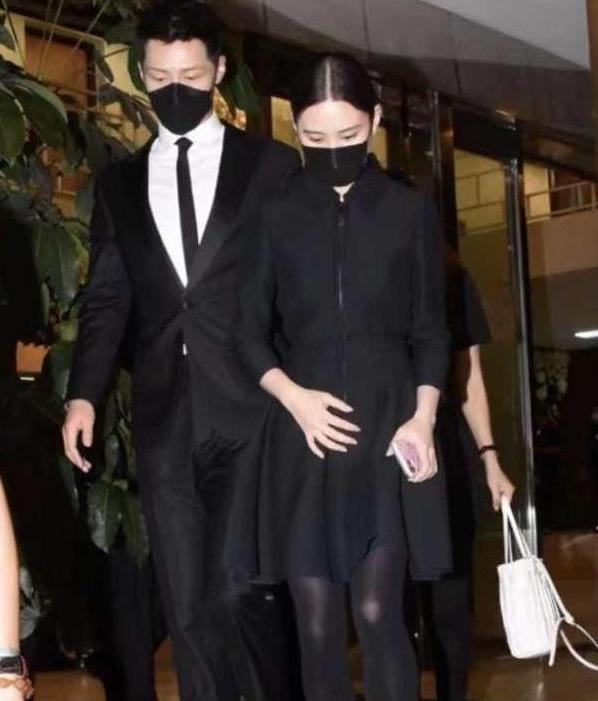 何超莲|窦骁赌王葬礼后在女友家陪伴，何超莲陪窦骁健身练肌肉，幸福满满