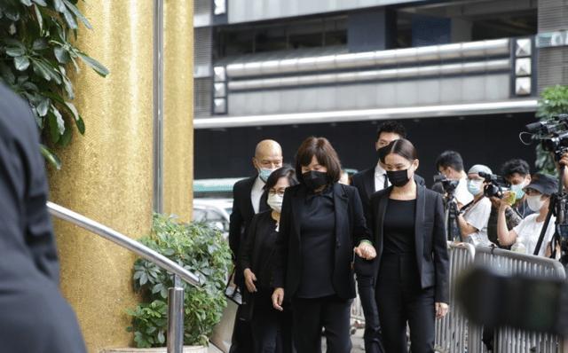 何超莲|窦骁赌王葬礼后在女友家陪伴，何超莲陪窦骁健身练肌肉，幸福满满