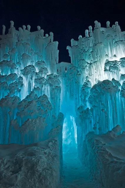 宛如一座美丽的水晶宫绝世罕见的冰墙景观梦幻又浪漫如此良辰美景仿佛