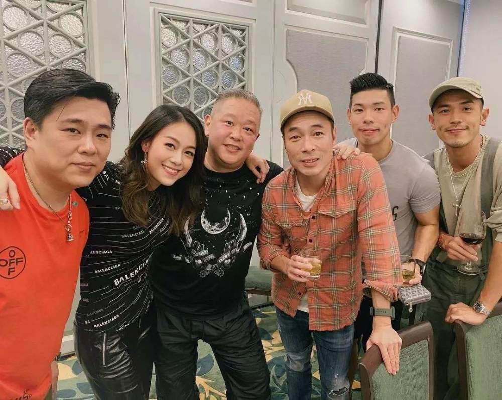 郑秀文|郑秀文许志安“安心事件”后再合体，电梯同框夫唱妇随超低调