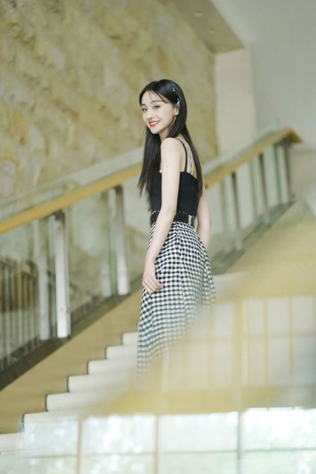 你拍了拍自己的手臂,肉在晃动……再看看郑爽的?