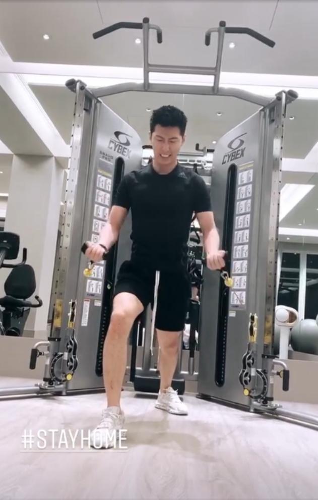 何超莲|送别赌王第四天，何超莲公开秀恩爱，留窦骁在妈妈家中居住疑已订婚