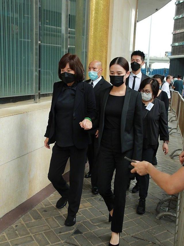 何超莲|送别赌王第四天，何超莲公开秀恩爱，留窦骁在妈妈家中居住疑已订婚