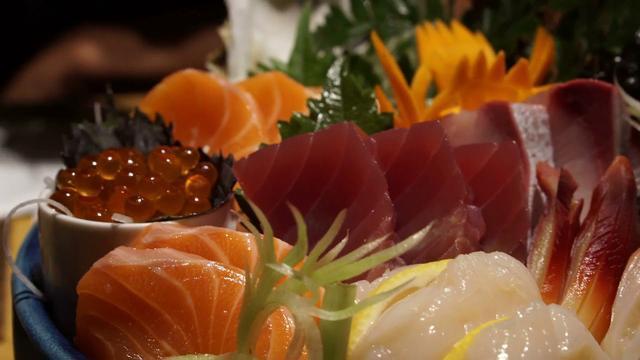 咽喉肿痛|吃了刺身后，日本女患者抱怨喉咙痛，结果医生从她扁桃体里取出一条活的蠕虫