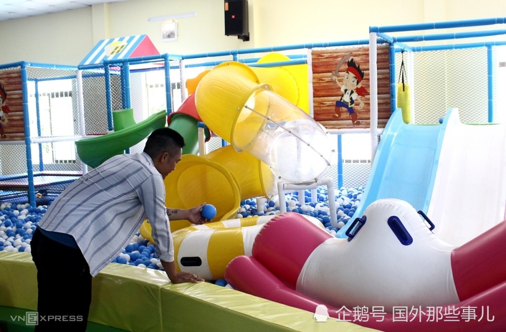 疯狂|小伙中440亿大奖，疯狂买地造房子