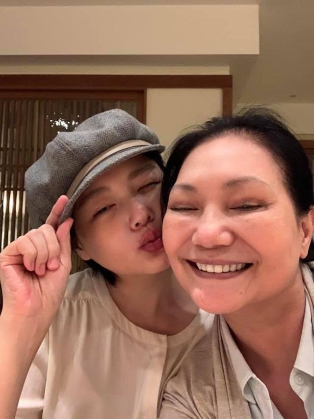 汪小菲秀恩爱，晒与大S亲密照，岳母靠他肩膀上合影比亲生母子还亲