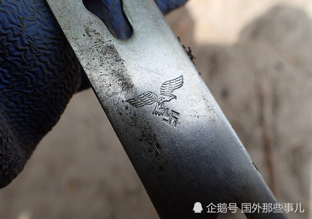 考古学家|村子里挖出18具尸骨，边上发现武器和勋章，死者全部遭残忍杀害