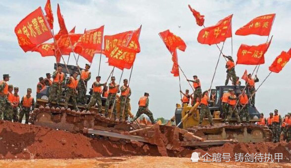 98年洪灾中，被救百姓跪地哭求解放军:不要再跳了，房子我们不要了