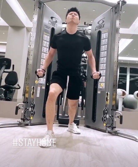 何超莲|何超莲晒动态，在自家豪宅陪窦骁健身，疑似走出赌王离世阴影