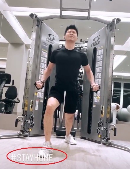 何超莲|何超莲晒动态，在自家豪宅陪窦骁健身，疑似走出赌王离世阴影