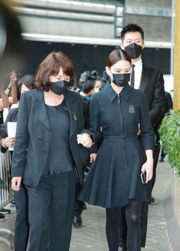 何超莲|何超莲晒动态，在自家豪宅陪窦骁健身，疑似走出赌王离世阴影