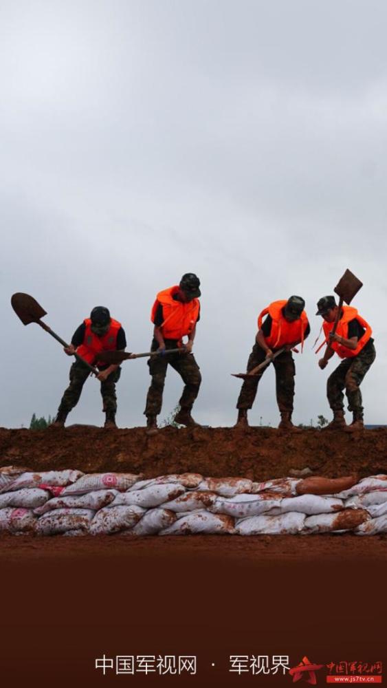 军视界抗洪抢险子弟兵在行动