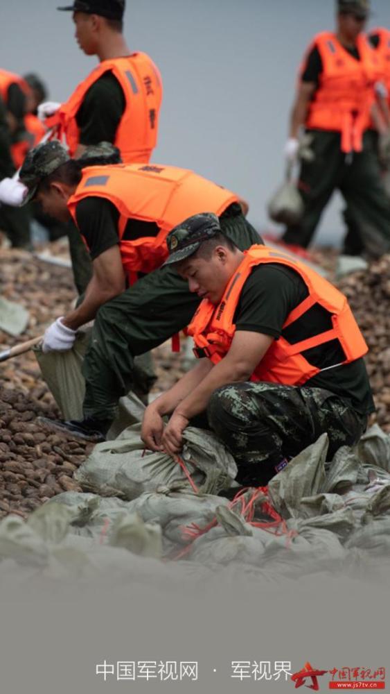 军视界抗洪抢险子弟兵在行动