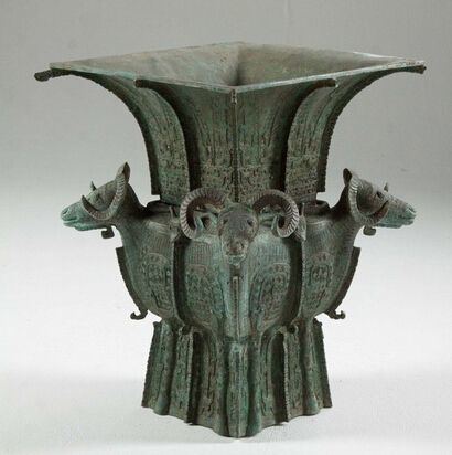 四羊方尊|四羊方尊曾破碎过，根据《力报》的报道，这件文物还有一个盖子