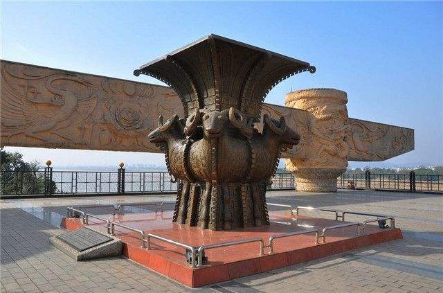 四羊方尊|四羊方尊曾破碎过，根据《力报》的报道，这件文物还有一个盖子