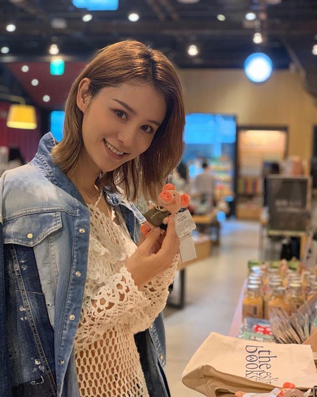 张馨月|张馨月在家中做烤鸡腿，一个细节被网友发现，疑似她并没有怀孕