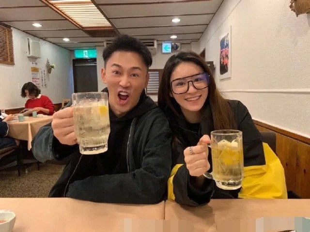 张馨月|张馨月在家中做烤鸡腿，一个细节被网友发现，疑似她并没有怀孕