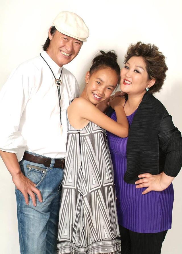 吉祥三宝|还记得吉祥三宝吗？父亲早已离世，母亲隐退，女儿其实有两个