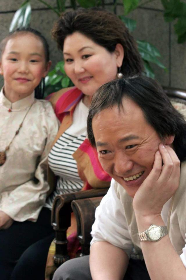 吉祥三宝|还记得吉祥三宝吗？父亲早已离世，母亲隐退，女儿其实有两个