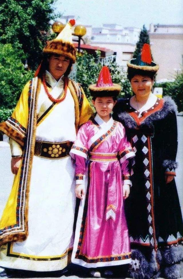 吉祥三宝|还记得吉祥三宝吗？父亲早已离世，母亲隐退，女儿其实有两个