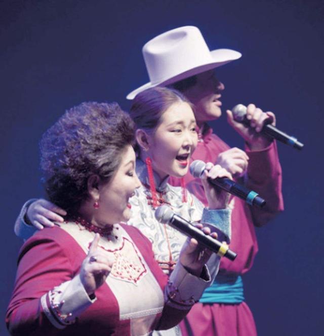 吉祥三宝|还记得吉祥三宝吗？父亲早已离世，母亲隐退，女儿其实有两个