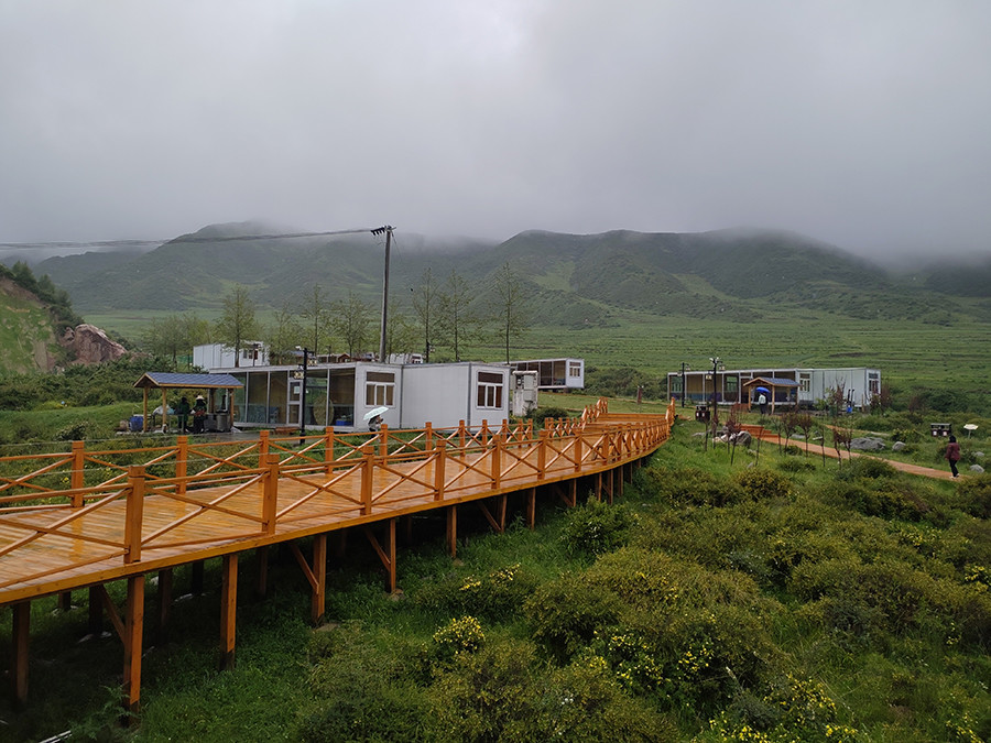 "夏日雨中,西宁市大通回族土族自治县斜沟乡上窑洞庄村的柏木沟景区在