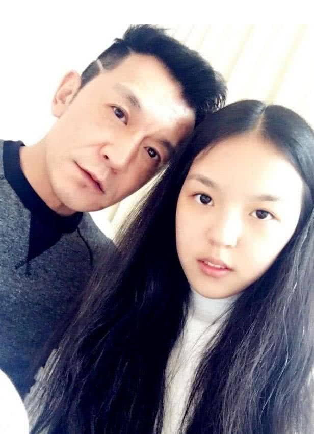 法图麦|李咏女儿晒旧照画风成熟，哈文大赞她是女神，曾因大胆穿衣引争议