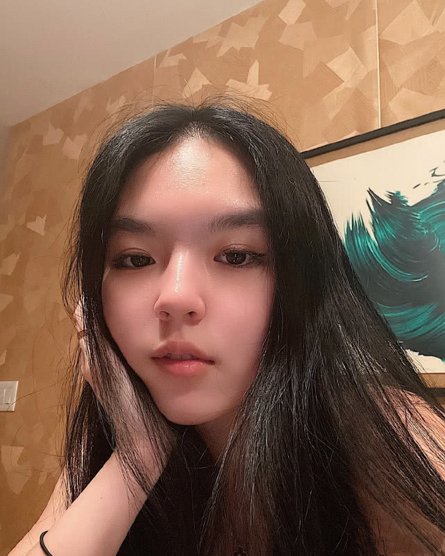 法图麦|李咏女儿晒旧照画风成熟，哈文大赞她是女神，曾因大胆穿衣引争议