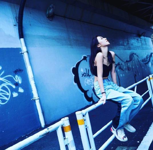 法图麦|李咏女儿晒旧照画风成熟，哈文大赞她是女神，曾因大胆穿衣引争议