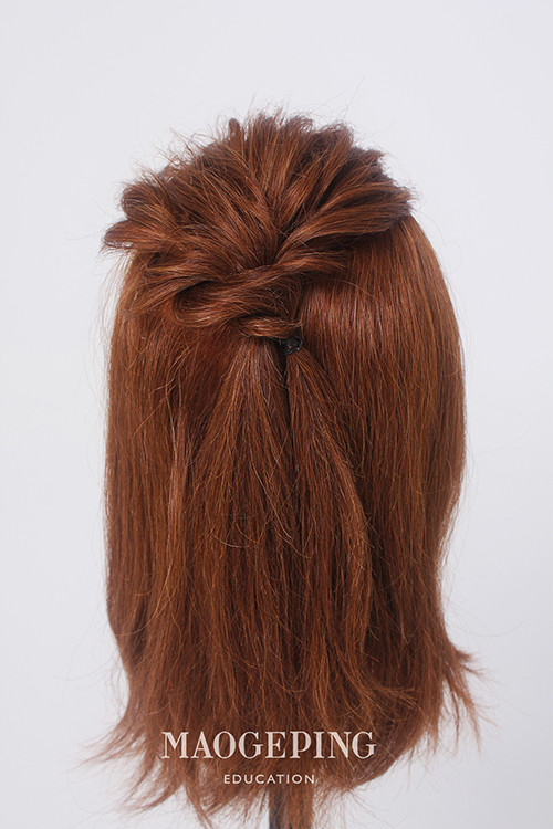 小束头发,分成两股后拧成拧转辫,绕到后方和刚才翻转后发发束扎在一起