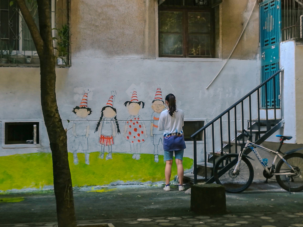 铁西|桂林铁西老巷换新装 墙上艺术家的涂鸦吸引路人目光