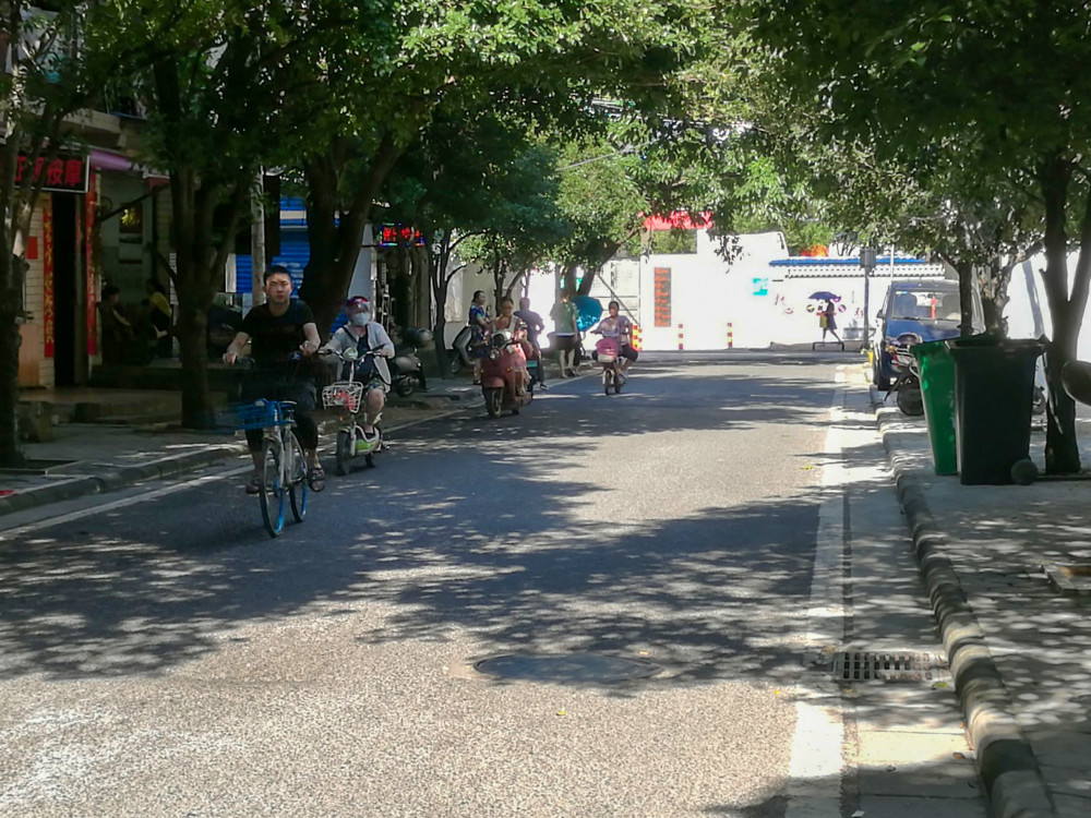 铁西|桂林铁西老巷换新装 墙上艺术家的涂鸦吸引路人目光