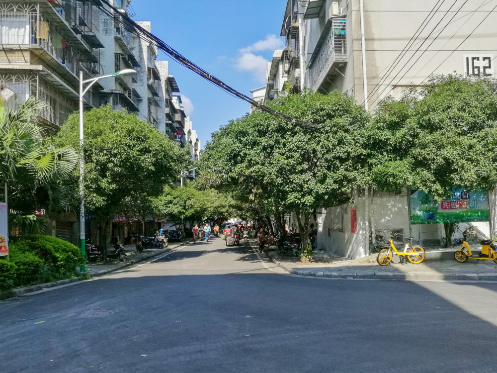 铁西|桂林铁西老巷换新装 墙上艺术家的涂鸦吸引路人目光