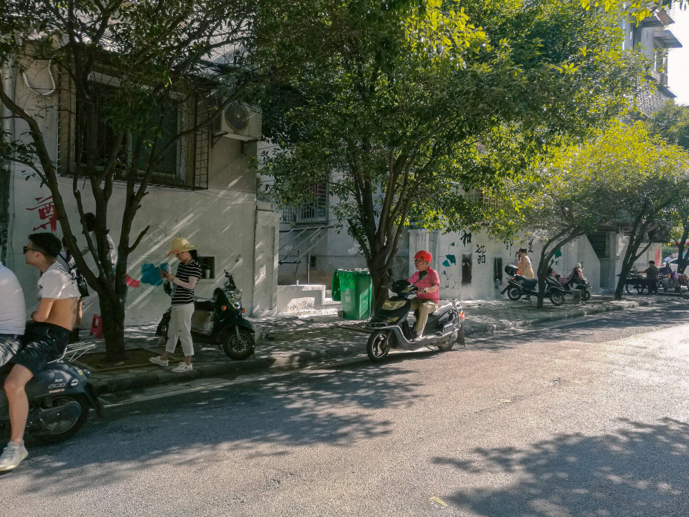 铁西|桂林铁西老巷换新装 墙上艺术家的涂鸦吸引路人目光