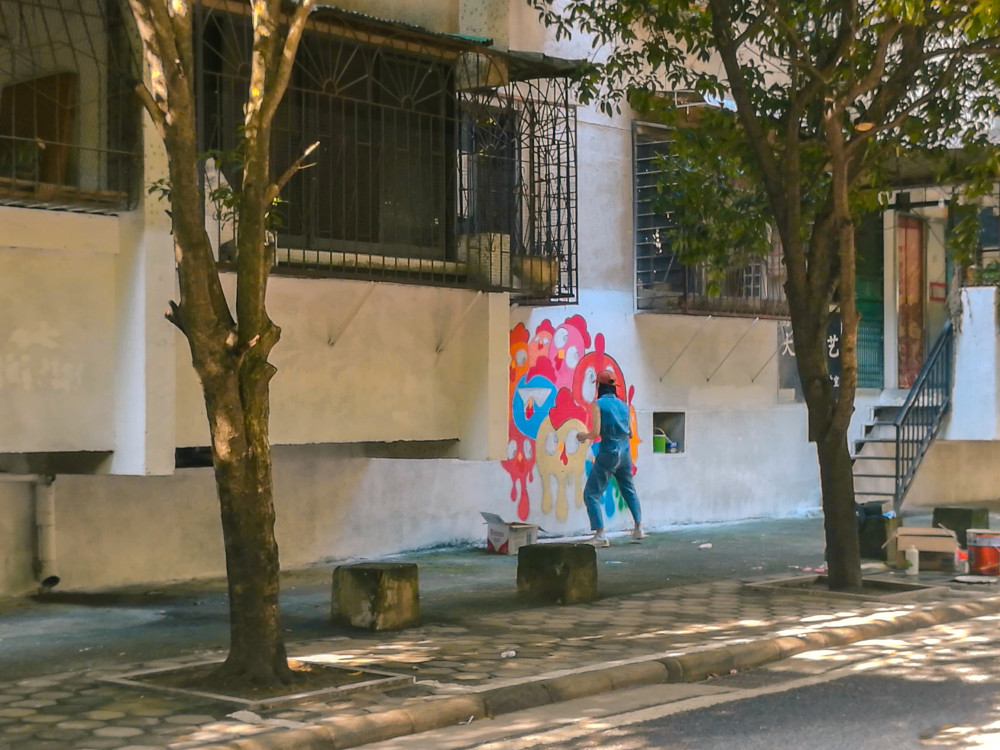 铁西|桂林铁西老巷换新装 墙上艺术家的涂鸦吸引路人目光