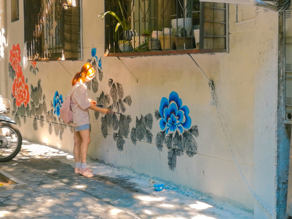 铁西|桂林铁西老巷换新装 墙上艺术家的涂鸦吸引路人目光