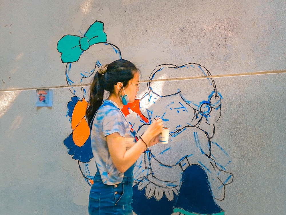 铁西|桂林铁西老巷换新装 墙上艺术家的涂鸦吸引路人目光