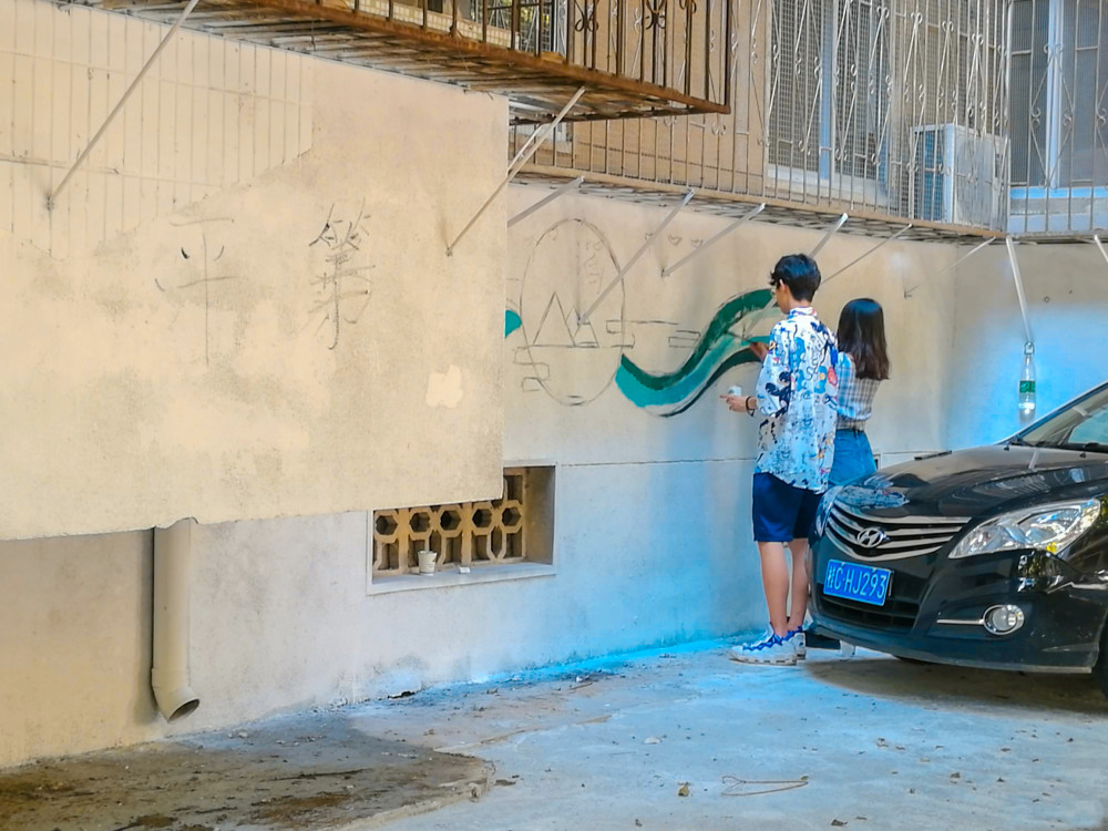 铁西|桂林铁西老巷换新装 墙上艺术家的涂鸦吸引路人目光