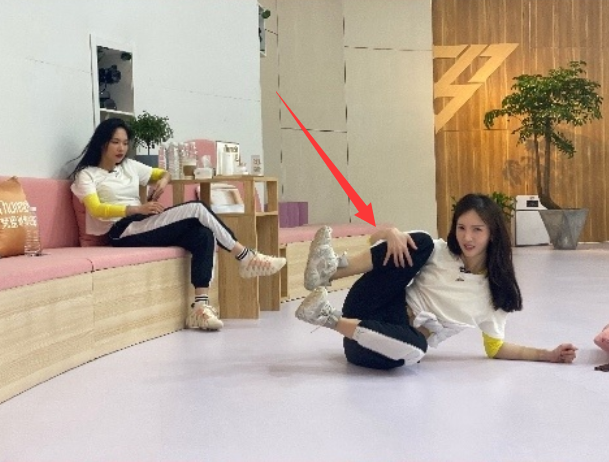 沈梦辰偷拍姐姐:吴昕"大爷"坐,王霏霏抠肚子,最后一个是谁?