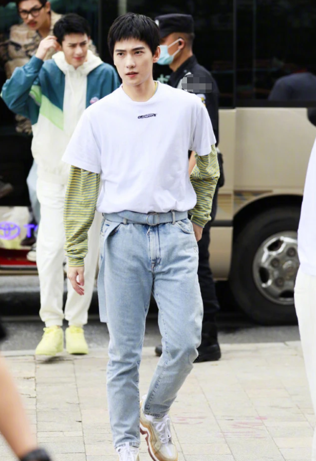 杨洋路透照流出,白t恤配牛仔裤简单清爽,不愧是元气满满的少年