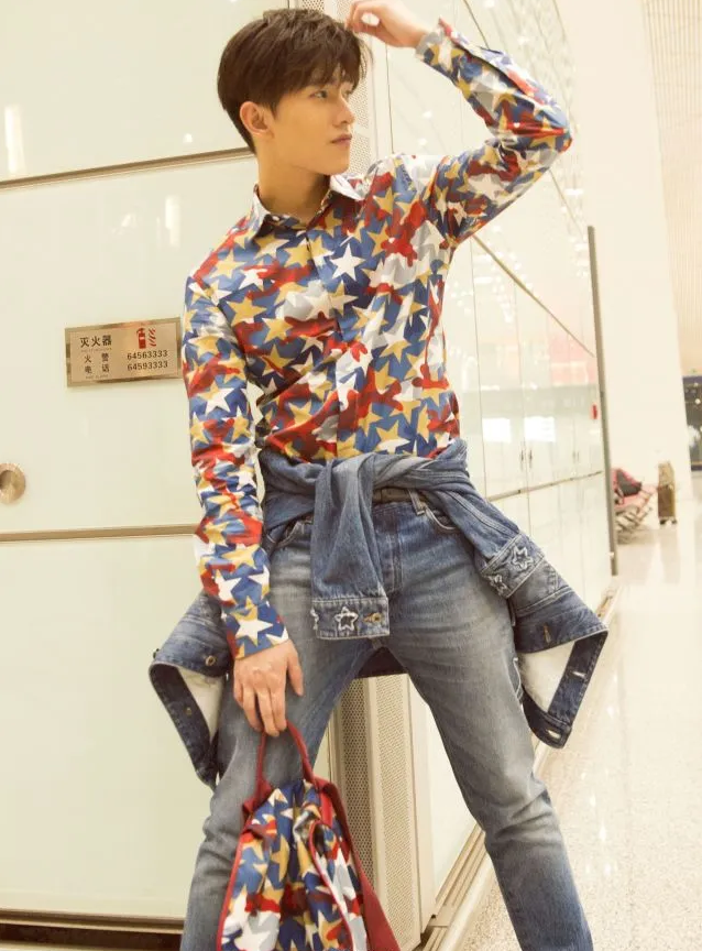 杨洋路透照流出,白t恤配牛仔裤简单清爽,不愧是元气满满的少年