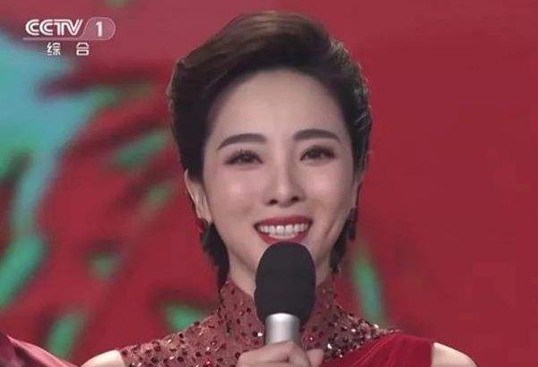 李思思|央视主持人李思思存在感越来越低，老公身份逐渐被观众“破解”